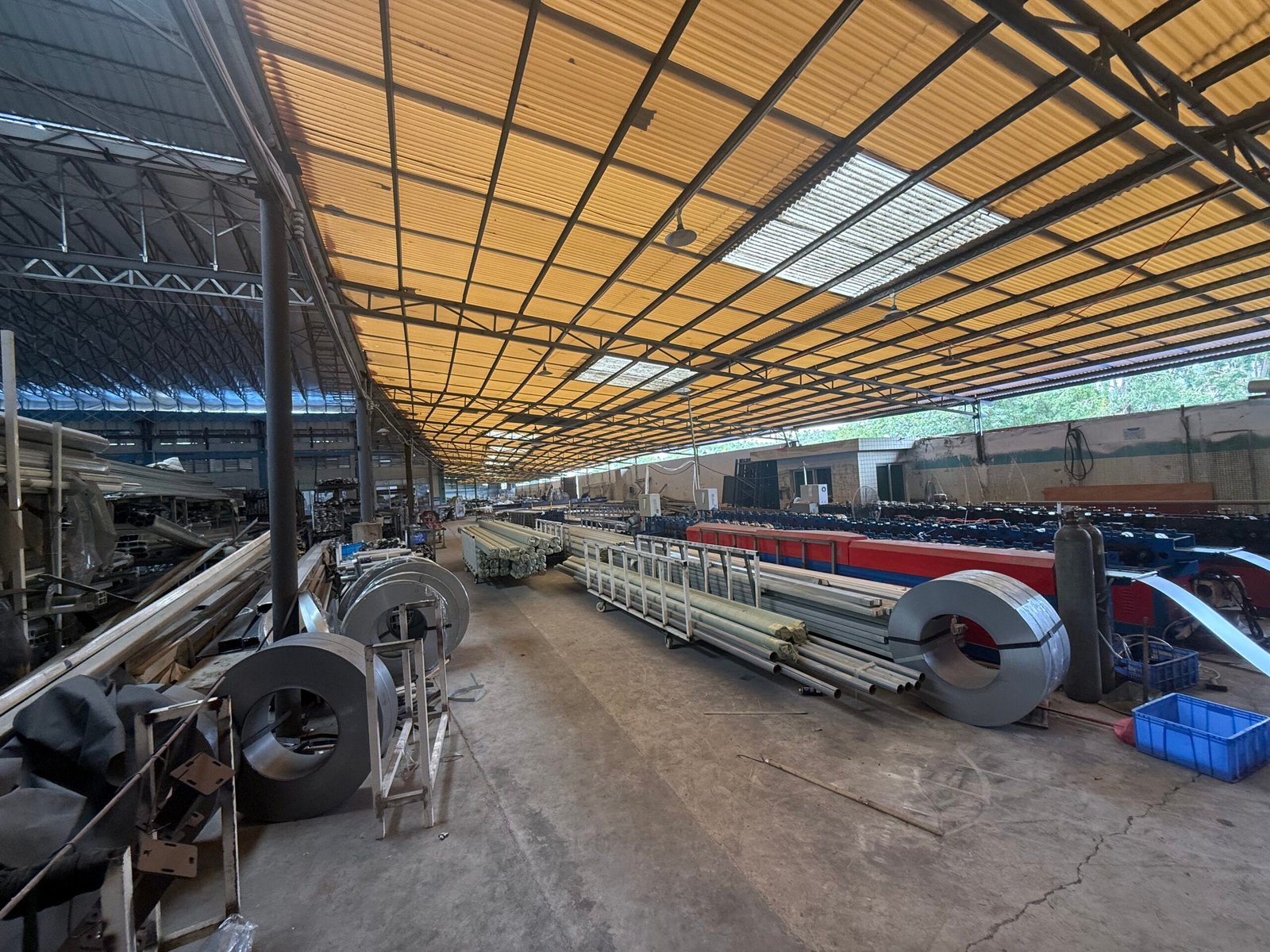 LINGYUE aluminum processing workshop with profile machinery and production materials
