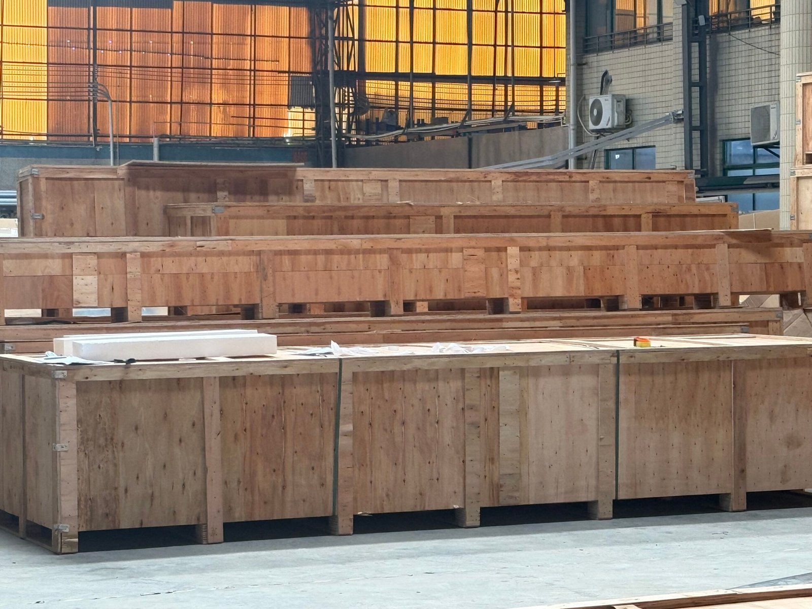 Reinforced wooden shipping crates for aluminum outdoor systems